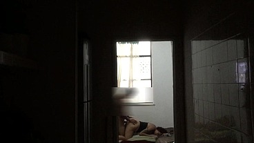 Flagrei ela dando pro comedor na sala com os vizinhos passando e ouvindos seus gritos de tesão no pau do novinho