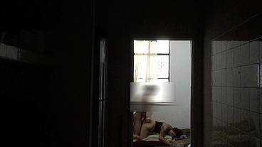 Flagrei ela dando pro comedor na sala com os vizinhos passando e ouvindos seus gritos de tesão no pau do novinho