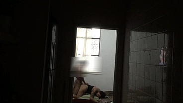 Flagrei ela dando pro comedor na sala com os vizinhos passando e ouvindos seus gritos de tesão no pau do novinho