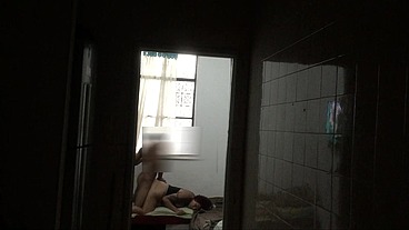 Flagrei ela dando pro comedor na sala com os vizinhos passando e ouvindos seus gritos de tesão no pau do novinho