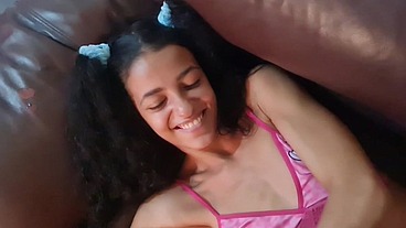 Enteada magrela faz anal.