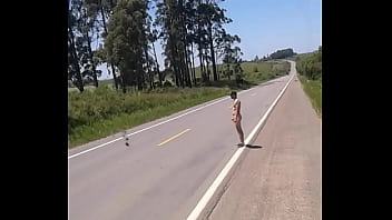 Gostoso pelado na rodovia