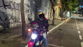 entregador gostoso tava com pau marcando, pedi pra chupar.