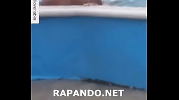 Pareja Dominicana singando follando rapando en una  Piscina en Plena Via Publica