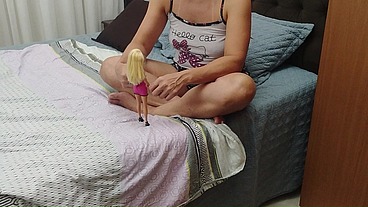 Mãe desconfiada coloca câmera escondida no quarto da filha e descobre que o pai entrava lá durante a madrugada para se masturbar " Vídeo Polêmico"