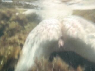 Заснял голую подругу под водой в море