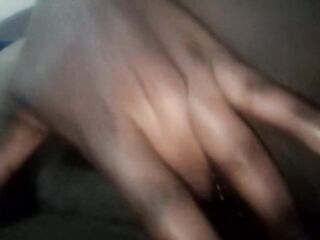 Kenyan Slut fingering herself