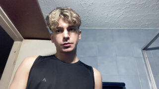 Le magre webcam amatoriali colombiane fanno seghe, ingoiano sperma e si fanno fare sborrate in faccia giocando con la figa