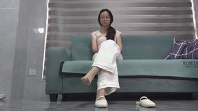 Xin Xin stocking feet on show