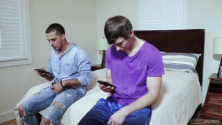 Ragazzi dotati che martellano culi stretti senza preservativo con enormi eiaculazioni