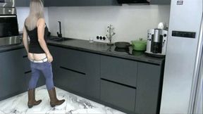 You are a thief sneaking around the apartment farting a lot MP4 HD 720p