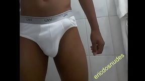 Novinho mijando na cueca