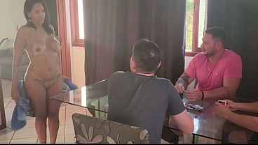 Meu marido apostou que eu n&atilde_o tinha coragem de dar para os amigos dele , ganhei a aposta!