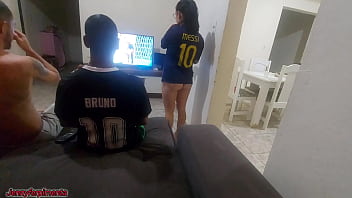 tive que fazer sexo com amigo do meu marido por causa de uma aposta, mas fiquei com tes&atilde_o e acabei fazendo DP com os dois