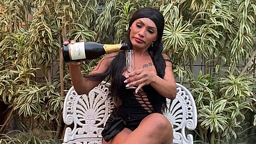 SALVATORE ME CONVIDOU PRA TOMAR CHAMPAGNE NO JARDIM DELE E CLARO QUE NÃO IA NEGAR ESSE MEU FOGO PRA ELE