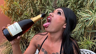 SALVATORE ME CONVIDOU PRA TOMAR CHAMPAGNE NO JARDIM DELE E CLARO QUE NÃO IA NEGAR ESSE MEU FOGO PRA ELE