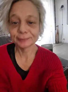 Volwassen MILF speelt met haar natte kut in sexy lingerie