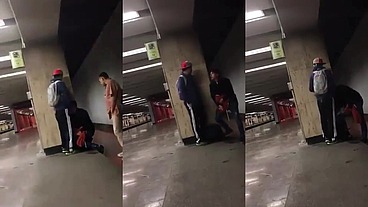 Fiz pegacao na plataforma do metrô em público