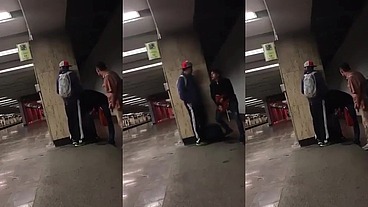 Fiz pegacao na plataforma do metrô em público