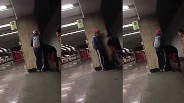 Fiz pegacao na plataforma do metrô em público