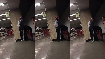Fiz pegacao na plataforma do metrô em público