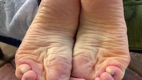 5 minute video from dry to wet, See scintillating soles transform as I scrunch and unscrunch the for you as they get splashed with glistening water