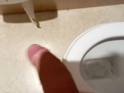 batendo uma no banheiro de um shopping