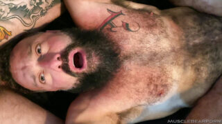 Liam Angell, un american matur și tatuat, primește un futai anal