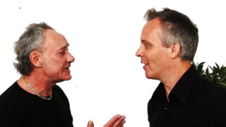 Ben Dover dùng miệng quan hệ tình dục với Jasmine Webb và Lucie Love rồi sau đó "thúc" vào mông căng tròn của họ