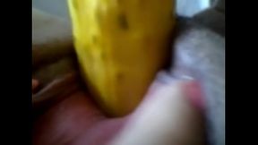 Amiga se masturba con su pepino a escondidas en su pieza
