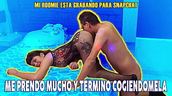 Mi vecina de cuarto est&aacute_ grabando para Snapchat, me prendo mucho y termino cogi&eacute_ndomela