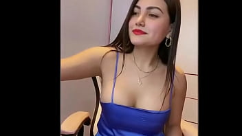 karen paniagua en vestido azul