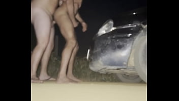 O mecanico me levou para um sitio e me fudeu na rua em cima do carro mesmo