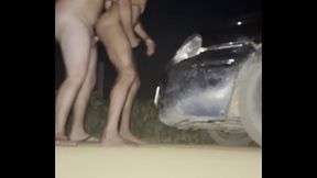 O mecanico me levou para um sitio e me fudeu na rua em cima do carro mesmo