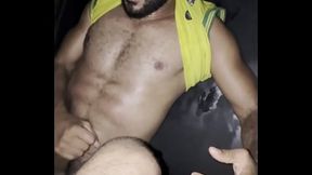 O mecanico me levou para um sitio e me fudeu na rua em cima do carro mesmo