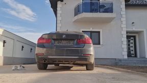 BAREFOOT BMW SUSPENSION TEST IN THE BACKSEAT – Wild Bouncing & Rear View Action