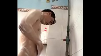 Gay Việt Nam m&ocirc_ng to tắm v&ograve_i sen