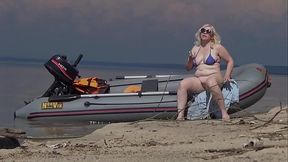 Mommy does little pranks on the coast.