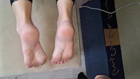 I'm squirting my girl's sexy toes