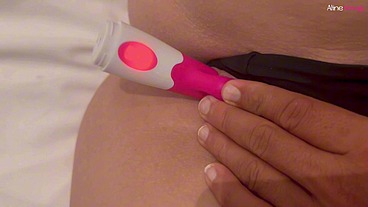 Novinha safada se deliciando com o vibrador enquanto devora a rola do seu corninho