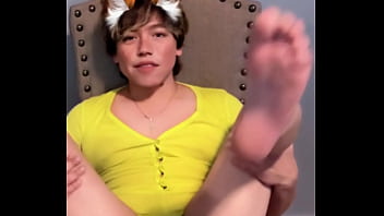 Femboy Fanny dancing showing Feet