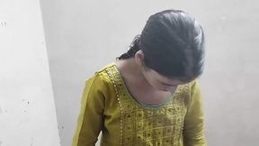 Desi aunty ko saman dene ke bahane pel diya