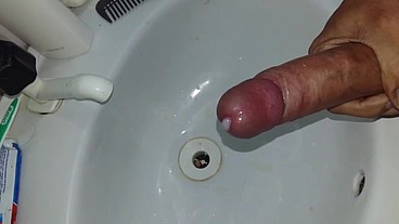 Meu cunhado gozando gostoso na pia aqui de casa