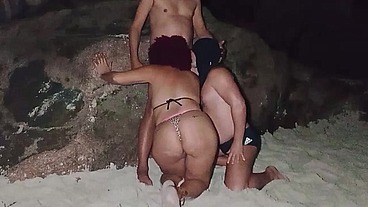 Coloquei meu marido pra mamar comigo o cara que conhecemos na praia