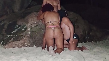 Coloquei meu marido pra mamar comigo o cara que conhecemos na praia
