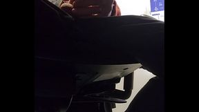 Je me branle sous le bureau pendant une r&eacute_union en visio