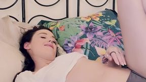 Alice dildoes her ass in the morning