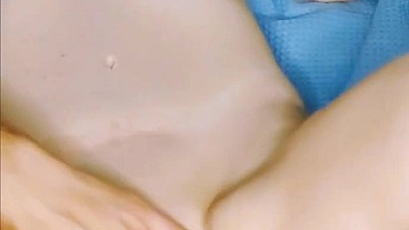 Marido fazendo esposa gozar gostoso com o dildo