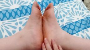 I cum with my toes on my BFF's bedroom floor