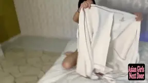 Fair-skinned slanke schoonheid zuigt lul langzaam en gestaag
